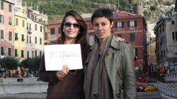 Eloisa Moretti Clementi e Patrizia Spora, giornaliste, hanno condiviso e condividono l'impegno nei due borghi di Monterosso e Vernazza, colpiti dall'alluvione il 25 Ottobre 2011. Nella foto siamo a Vernazza.